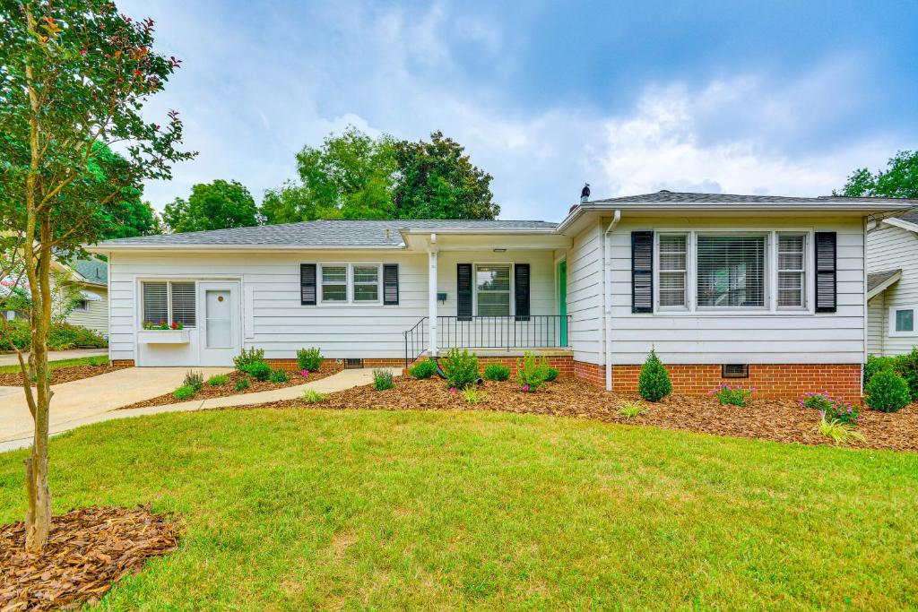 Dogwood Cottage with Fireplace 1 Mi to University