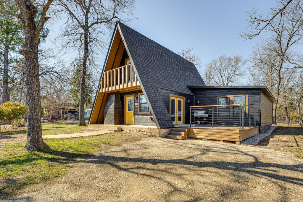 Cedar Creek Reservoir Cabin Less Than 1 Mi to Boat Ramp!