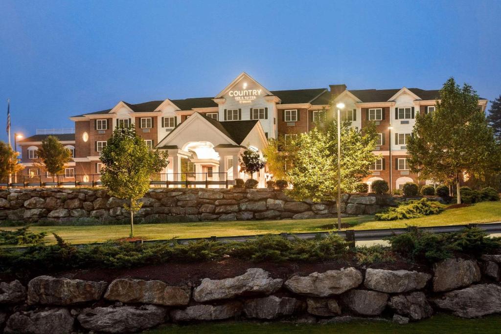 Country Inn & Suites by Radisson, Manchester Airport, NH