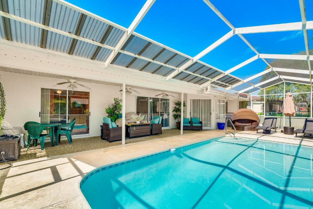 Spring Hill Home Private Pool, 9 Mi to Beach!