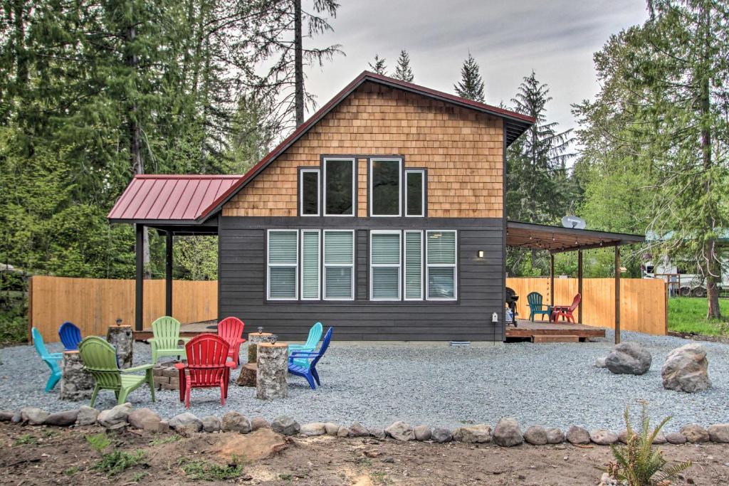 Cozy Cabin - 5 Miles to Mt Rainier National Park!