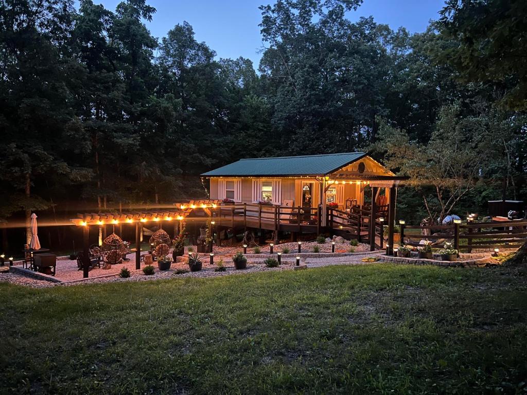 Luxury Cabin, King Bed, Fire Pit, River Access - The Arbor Cabin