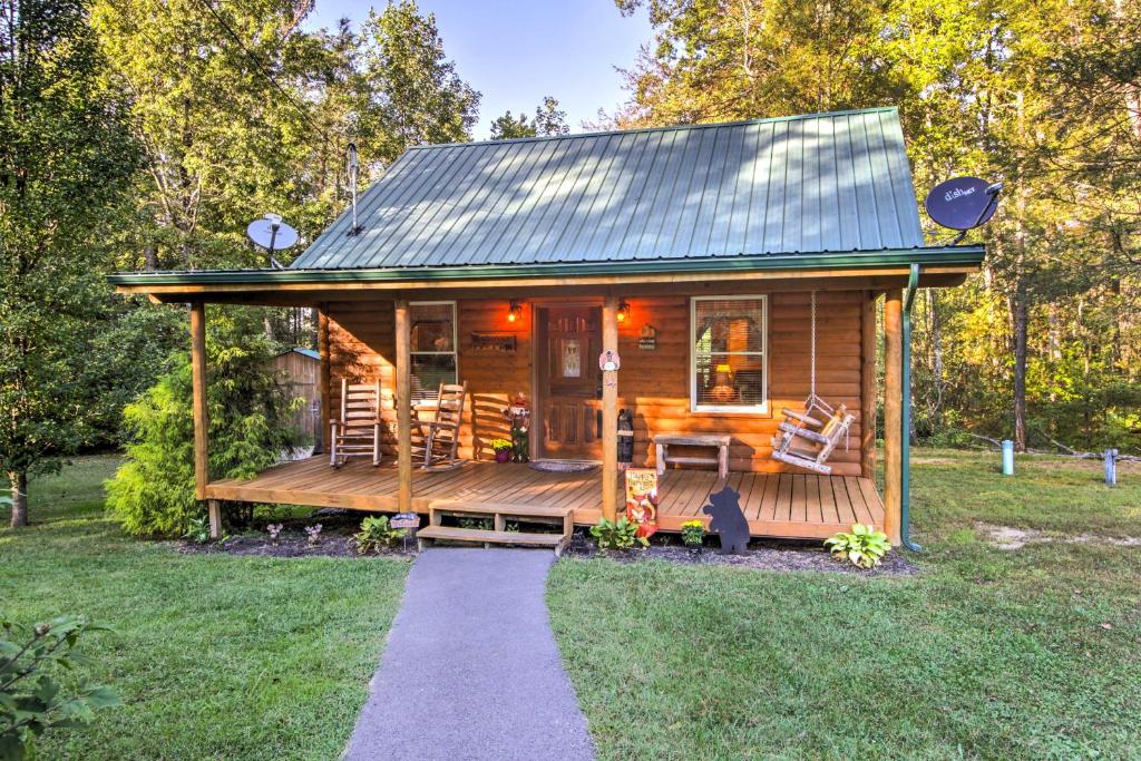 Pet-Friendly Cosby Log Cabin with Backyard and Porch!