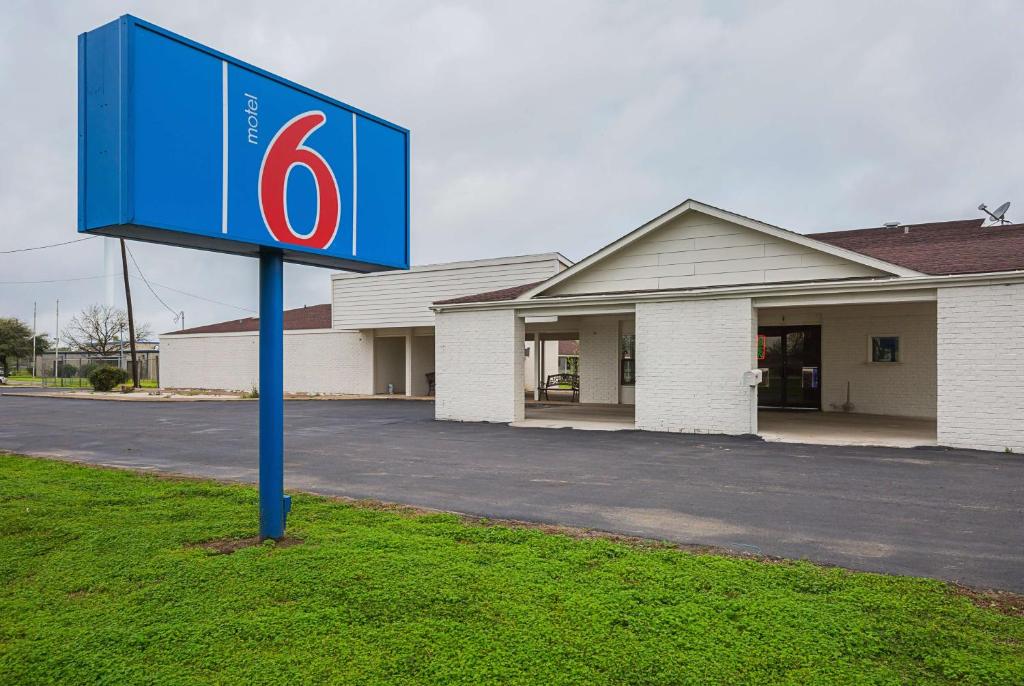 Motel 6-Madisonville, TX