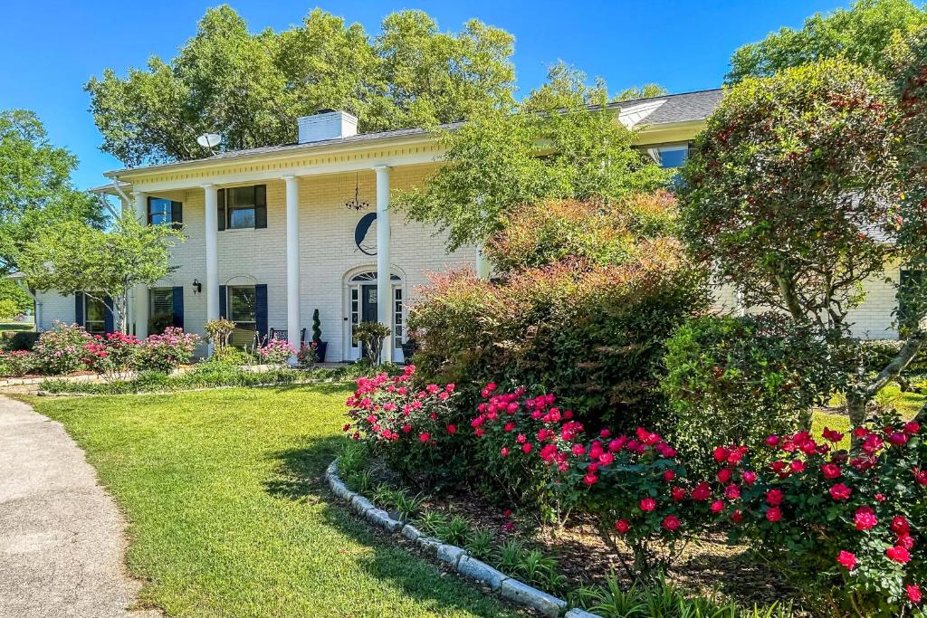 Spacious Madisonville Estate with Grill and Pond Views