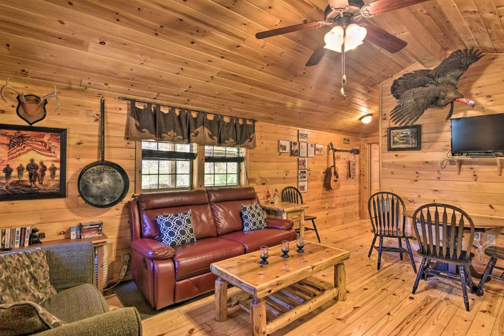 Pet-Friendly Semper Fi Cabin with Fire Pit!