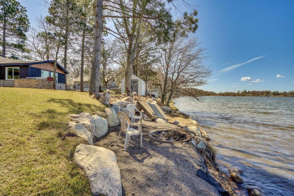 Stylish Lakefront Cabin in Zimmerman with Hot Tub!