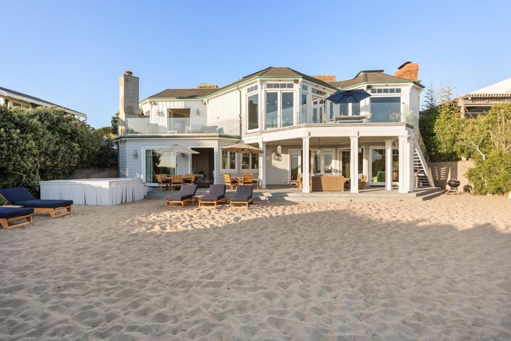 Malibu Dunes by Fieldtrip Expansive Hamptons-Style Estate w Private Beach Backyard