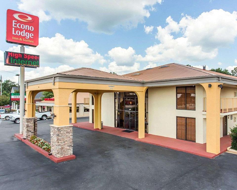 Econo Lodge Inn & Suites