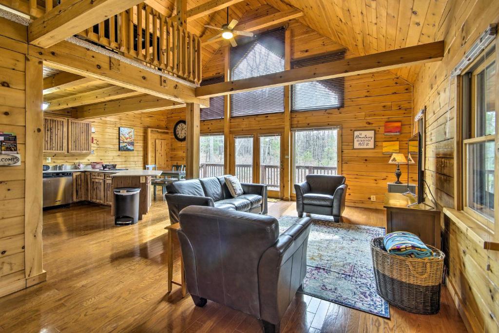 Cozy Log Home Centrally Located and Pet Friendly!