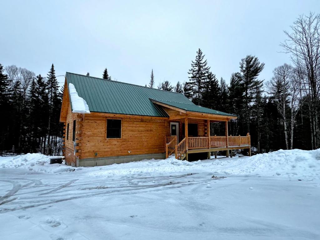 65PT New Log Cabin in Private Setting. Hot tub. Gym/Pool Access!