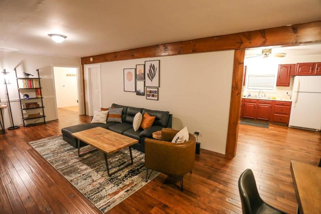 Modern & Cozy Getaway House near Conway lake - Pet Friendly